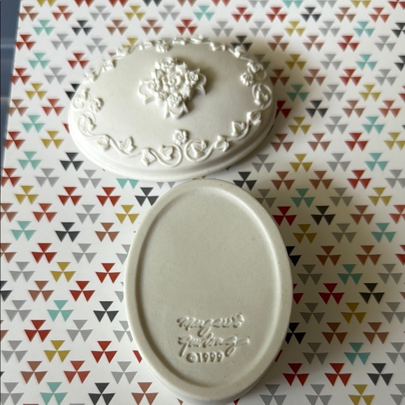 Margaret Furlong porcelain box - Picture 4 of 5